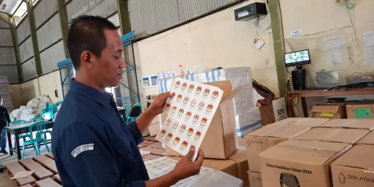 Segel untuk logistik Pilkada 2024 yang baru tiba di gudang logistik KPU Kabupaten Malang. Foto: Aisyah Nawangsari Putri