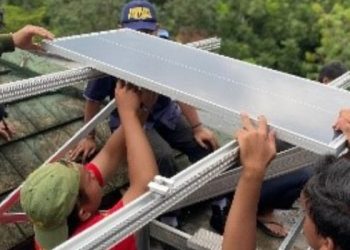 Polinema bersama Pondok Pesantren Yatim Dhuafa Al-Ikhlas Singosari, Kabupaten Malang melakukan pemasangan pembangkit listrik tenaga surya untuk memenuhi kebutuhan listrik di pondok. /Foto: Dok.Polinema.