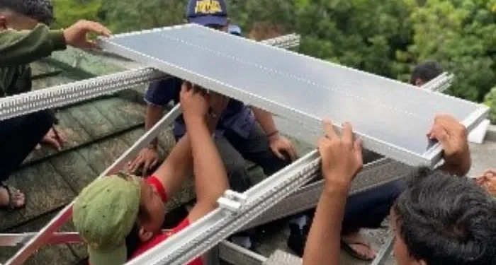 Polinema bersama Pondok Pesantren Yatim Dhuafa Al-Ikhlas Singosari, Kabupaten Malang melakukan pemasangan pembangkit listrik tenaga surya untuk memenuhi kebutuhan listrik di pondok. /Foto: Dok.Polinema.