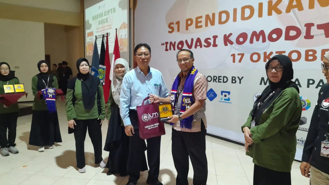 Ketua Departemen Pendidikan Tata Boga dan Busana UM, Lismi Animatul Chisbiyah, S.Pd, M.Pd, Ph.D menyerahkan cinderamata kepada dewan juri./Foto: Tugumalang.id/Bagus Rachmad Saputra.