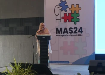 Aktivis MAS24, Dr Amelia Aziz Daeng, M.Psi membacakan naskah Resolusi MAS24 (Yona A)