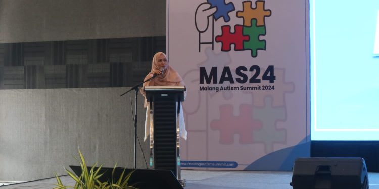 Aktivis MAS24, Dr Amelia Aziz Daeng, M.Psi membacakan naskah Resolusi MAS24 (Yona A)