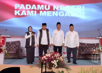Dua paslon yang mengikuti debat Pilbup Malang. Foto: Aisyah Nawangsari Putri