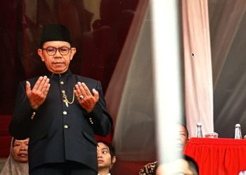 Nurochman saat menghadiri upacara peringatan HUT Kota Batu ke-23. Foto: Dok. NH