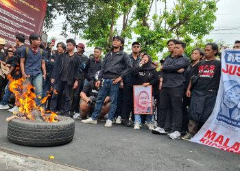 Massa berdemo di depan Gedung DPRD Kabupaten Malang peringati 2 tahun Tragedi Kanjuruhan. Foto: Aisyah Nawangsari Putri