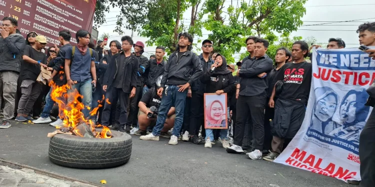 Massa berdemo di depan Gedung DPRD Kabupaten Malang peringati 2 tahun Tragedi Kanjuruhan. Foto: Aisyah Nawangsari Putri