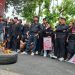 Massa berdemo di depan Gedung DPRD Kabupaten Malang peringati 2 tahun Tragedi Kanjuruhan. Foto: Aisyah Nawangsari Putri