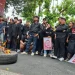 Massa berdemo di depan Gedung DPRD Kabupaten Malang peringati 2 tahun Tragedi Kanjuruhan. Foto: Aisyah Nawangsari Putri