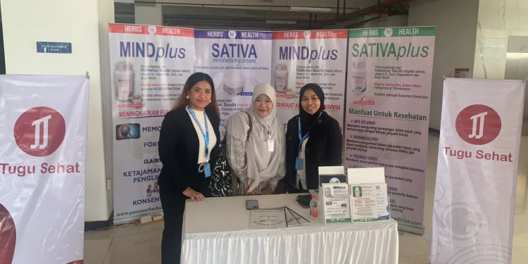 Cerita peserta Malang Autism Summit 2024, Nur Aliyah Yunita (tengah) rela tempuh perjalanan jauh Bandar Lampung ke Malang via jalur darat demi dapatkan wawasan baru seputar autisme./Foto: Tugumalang.id/Irham Thoriq.