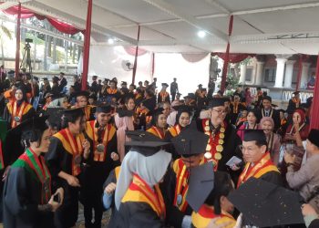 Ketua STIE Malangkucecwara (ABM), Drs Bunyamin berfoto bersama para wisudawan. (Foto/M Sholeh)