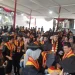 Ketua STIE Malangkucecwara (ABM), Drs Bunyamin berfoto bersama para wisudawan. (Foto/M Sholeh)