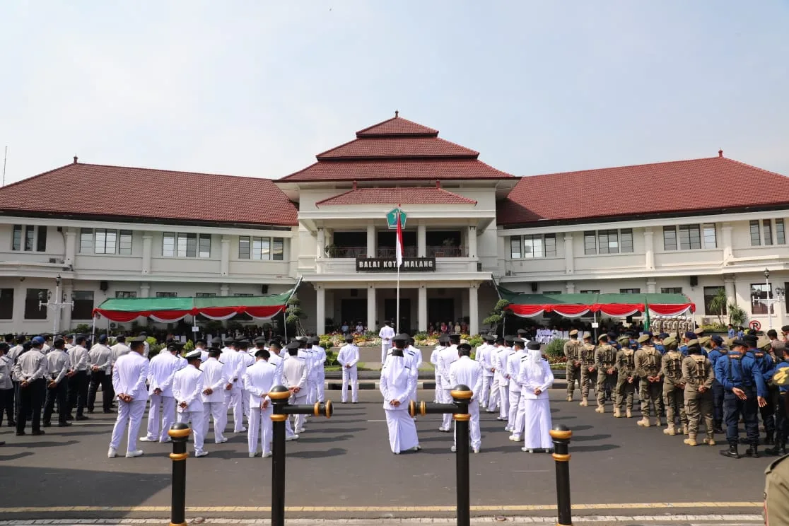 Pj Wali Kota Malang, Iwan Kurniawan memimpin upacara peringatan HUT ke-79 Jatim. (Foto/dok. Prokopim Setda Kota Malang)