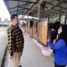 CEO Tugu Media Group, Irham Thoriq berdiskusi dengan Hippotherapist, Atiqah tentang terapi berkuda./Foto: Tugumalang.id/Bagus Rachmad Saputra.