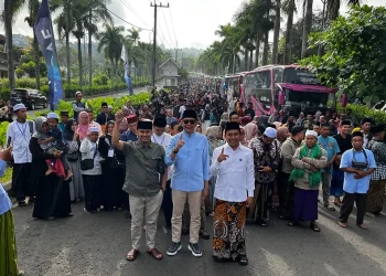 Wahyu Hidayat dan Ali Muthohirin memberangkatkan ribuan warga Kota Malang ziarah Wali Lima. (Foto/dok.)