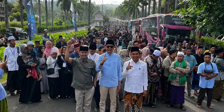 Wahyu Hidayat dan Ali Muthohirin memberangkatkan ribuan warga Kota Malang ziarah Wali Lima. (Foto/dok.)