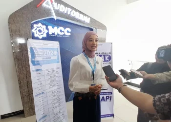 Clinical Director PSLC Malaysia, Ruwinah Abdul Karim membagikan ciri-ciri anak mengidap autisme di event Malang Autism Summit 2024. /Foto: Tugumalang.id/Bagus Rachmad Saputra.