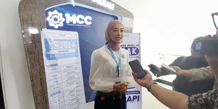 Clinical Director PSLC Malaysia, Ruwinah Abdul Karim membagikan ciri-ciri anak mengidap autisme di event Malang Autism Summit 2024. /Foto: Tugumalang.id/Bagus Rachmad Saputra.