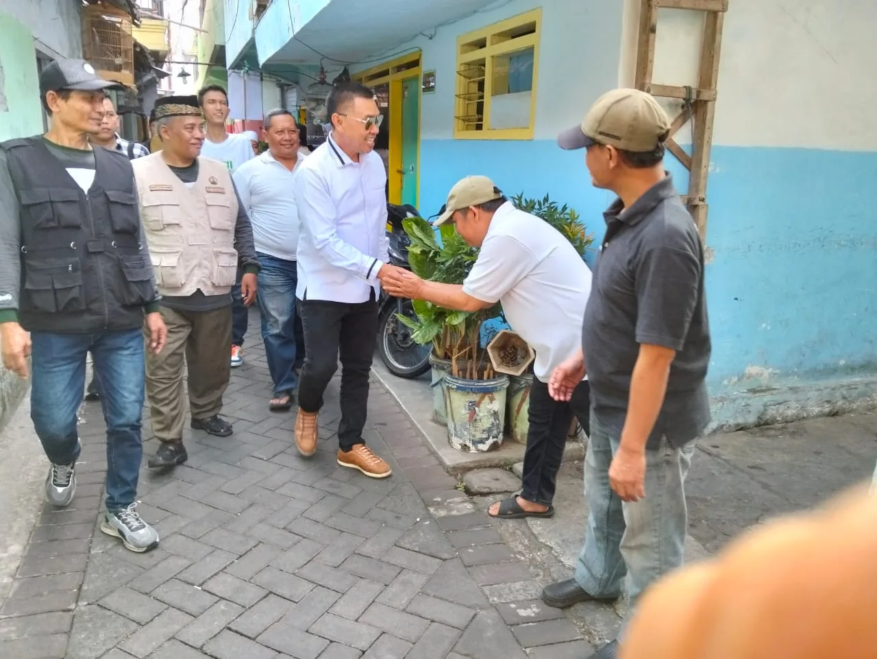 Calon Wali Kota Malang, Abah Anton saat menyapa warga Mojolangu, Kota Malang. (Foto/dok.)