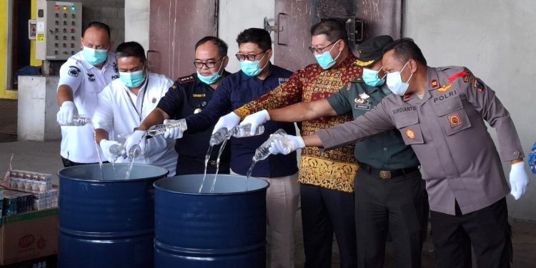 Pemusnahan miras ilegal. Foto: Aisyah Nawangsari Putri