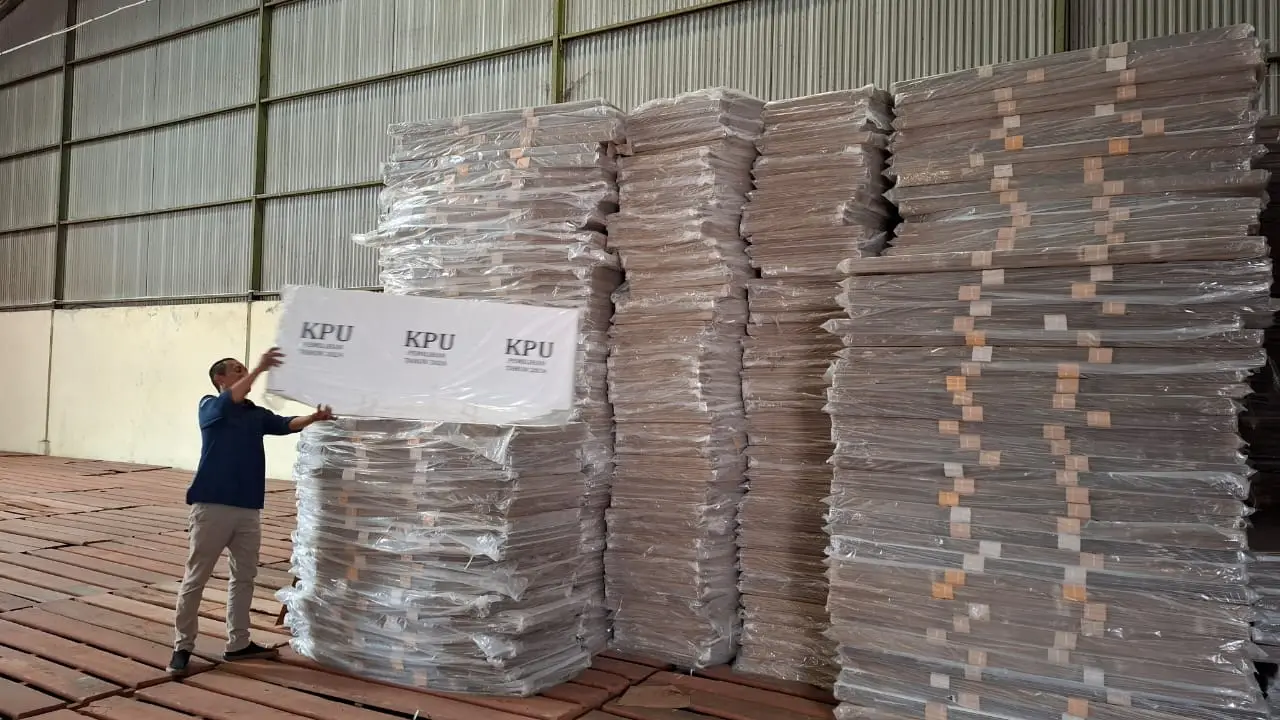 Kotak suara untuk Pilkada 2024 di gudang logistik KPU Kabupaten Malang. Foto: Aisyah Nawangsari Putri