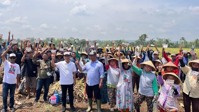 Para petani di Kecamatan Pakis menunjukkan dukungan pada Abah Gunawan. Foto: Tim Pemenangan Gus