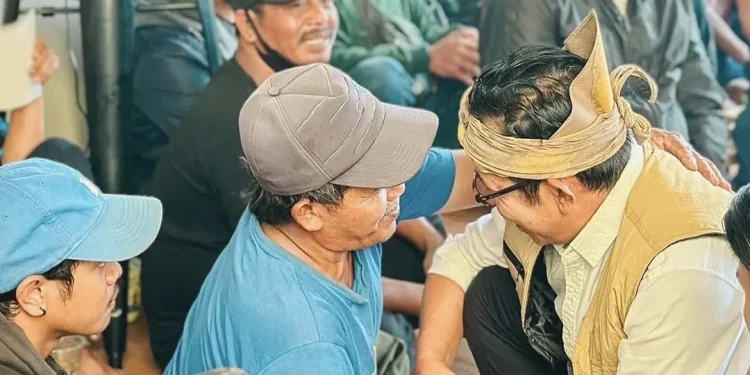 Nurochman - Heli Suyanto saat bertukar pikiran dengan Koalisi Wong Embongan. Foto: Dok. NH