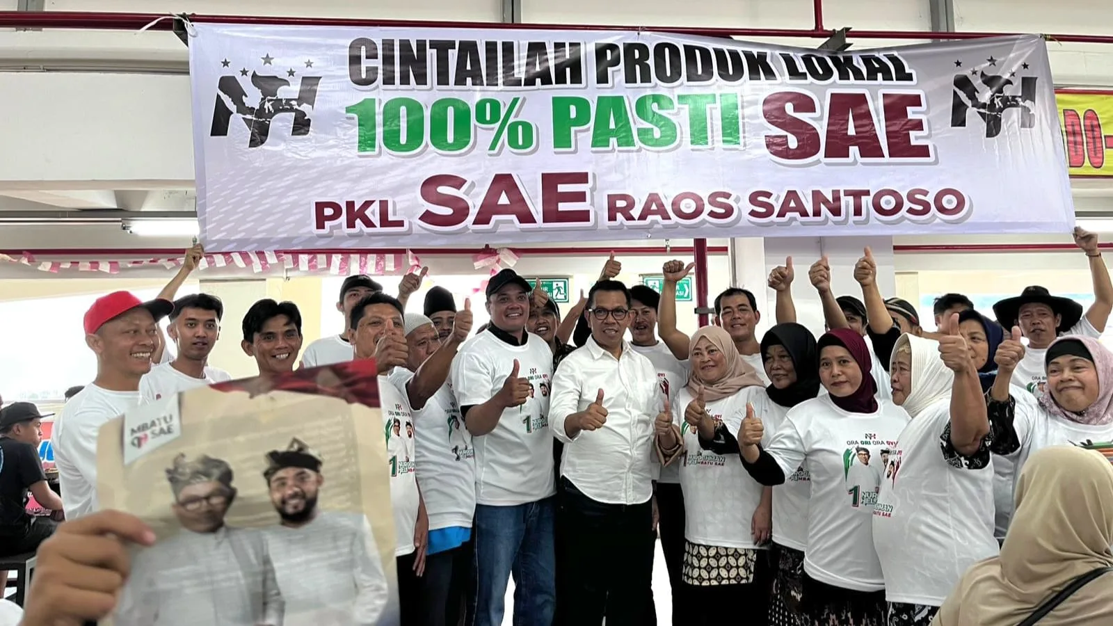 Pasangan calon Nurochman - Heli Suyanto saat mengunjungi para pedagang di Pasar Induk Among Tani Kota Batu. Foto: Azmy
