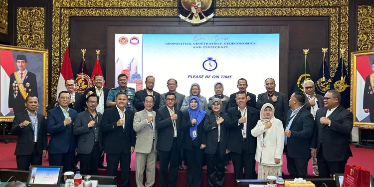 Rektor UIN Malang, Prof. Dr. H.M. Zainuddin, M.A hadiri kegiatan Executive Course yang diselenggarakan Kemenhan RI. /Foto: dok. UIN Malang.