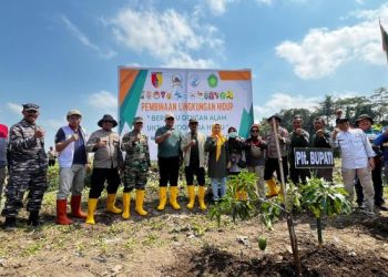 UIN Malang berkolaborasi dengan berbagai pihak dalam kegiatan bakti sosial bersih-bersih sungai. /Foto: Dok.UIN Malang