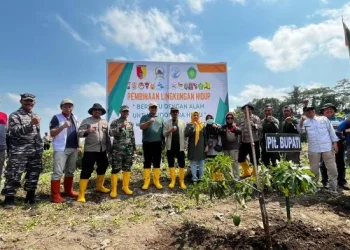 UIN Malang berkolaborasi dengan berbagai pihak dalam kegiatan bakti sosial bersih-bersih sungai. /Foto: Dok.UIN Malang