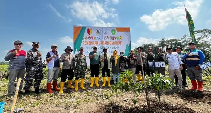 UIN Malang berkolaborasi dengan berbagai pihak dalam kegiatan bakti sosial bersih-bersih sungai. /Foto: Dok.UIN Malang
