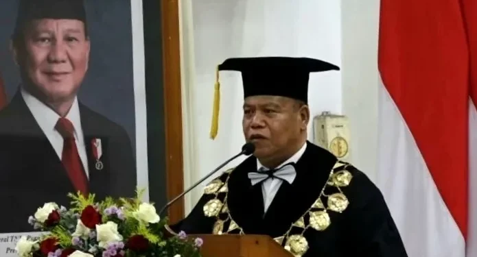 Rektor Universitas PGRI Kanjuruhan Malang, Dr Sudi Dul Aji memberikan sambutan dalam Wisuda semester genap tahun ajaran 2023/2024. (Foto/M Sholeh)