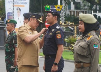 Kirab Pataka Jer Basuki Mawa Beya (JBMB) dalam rangka memperingati Hari Jadi ke-79 Provinsi Jawa Timur tiba di Kota Malang. Foto/dok