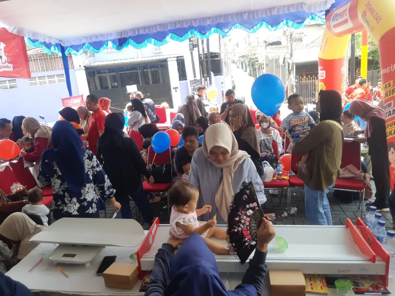 Animo kegiatan posyandu di halaman Alfamart, Jalan Simpang Gajayana, Kota Malang. (Foto/M Sholeh)