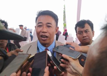 Ketua KPU Kota Batu Heru Joko Purwanto saat mengumumkan jadwal dan tema debat paslon Pilwali 2024. Foto: Azmy