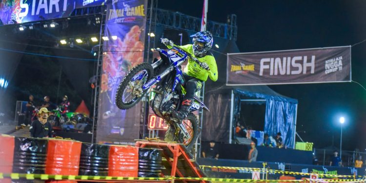Para pebalap menampilkan kemampuannya dalam putaran final Trial Game Dirt 2024 di Malang. (Foto/dok.)