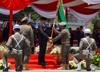 Pj Wali Kota Batu, Aries Agung Paewai, saat menerima bendera pataka Peringatan Hari Kesaktian Pancasila 2024 di Kota Batu. Foto: Diskominfo Kota Batu