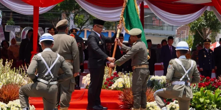 Pj Wali Kota Batu, Aries Agung Paewai, saat menerima bendera pataka Peringatan Hari Kesaktian Pancasila 2024 di Kota Batu. Foto: Diskominfo Kota Batu