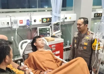 Kapolres Batu AKBP Andi Yudha Pranata saat mengunjungi korban penembakan misterius. Ia memastikan biaya operasi korban akan ditanggung Polres Batu. Foto: Polres Batu
