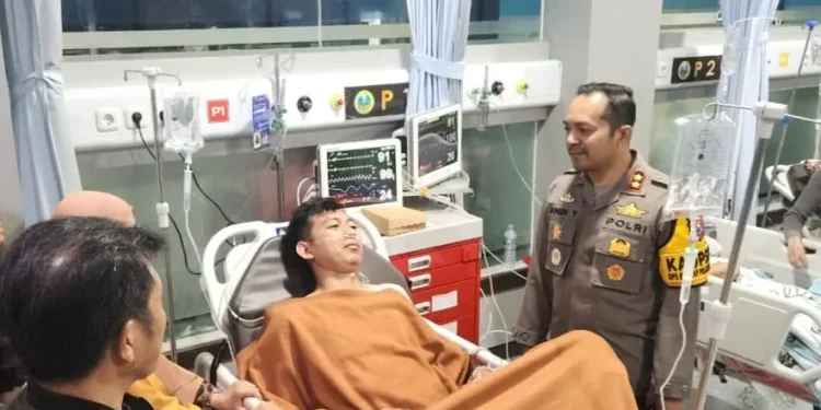 Kapolres Batu AKBP Andi Yudha Pranata saat mengunjungi korban penembakan misterius. Ia memastikan biaya operasi korban akan ditanggung Polres Batu. Foto: Polres Batu