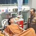 Kapolres Batu AKBP Andi Yudha Pranata saat mengunjungi korban penembakan misterius. Ia memastikan biaya operasi korban akan ditanggung Polres Batu. Foto: Polres Batu