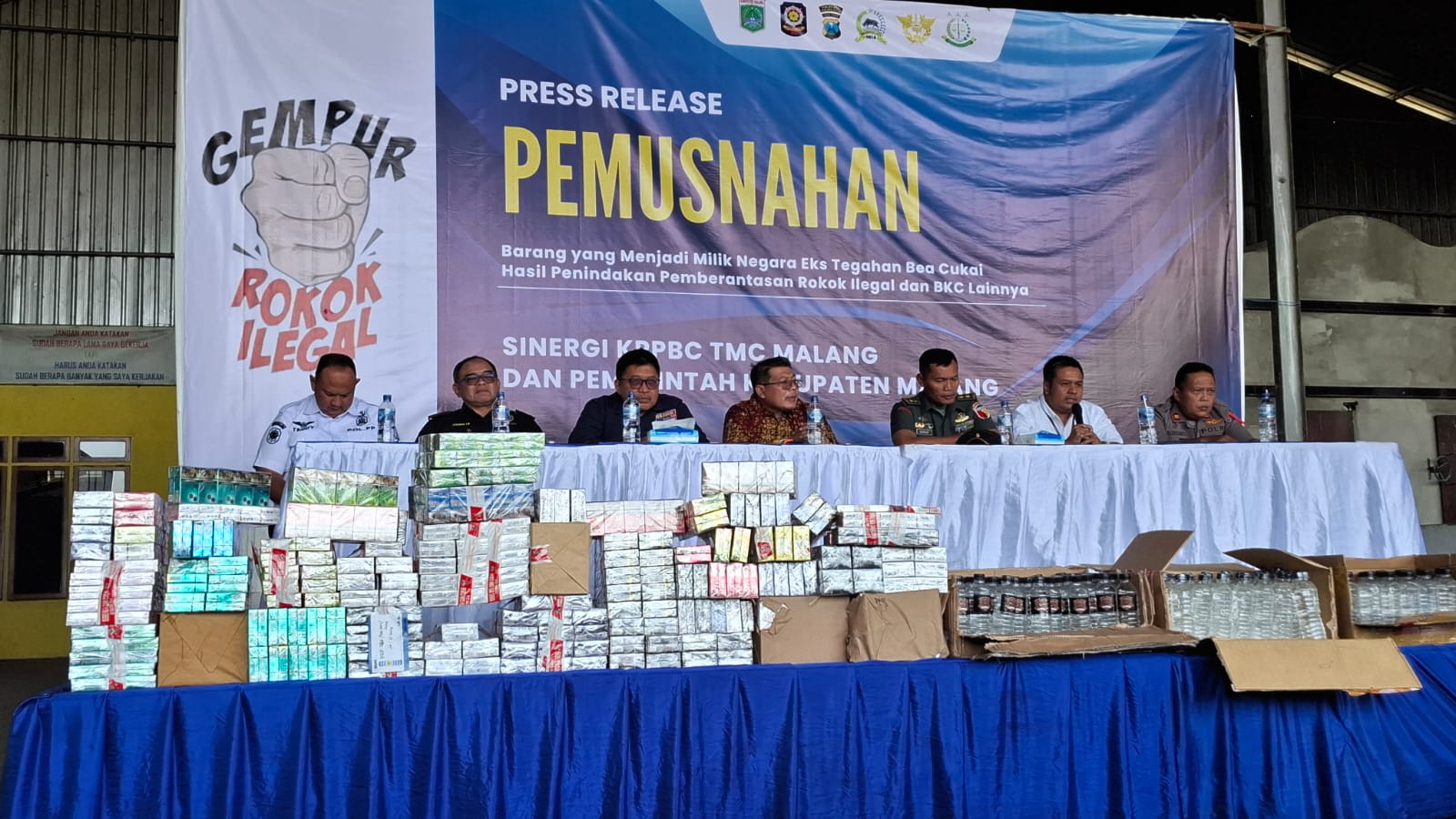 Konferensi pers pemusnahan rokok dan miras ilegal. Foto: Aisyah Nawangsari Putri