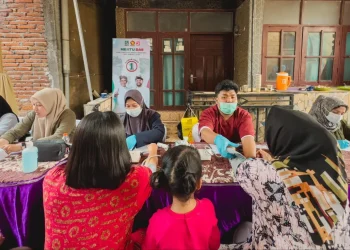 Pelayanan pengobatan gratis yang digelar paslon Nurochman-Heli bersama Titik Soeharto lewat Rabu Biru Foundation. Foto: Dok. NH