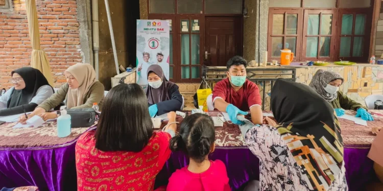 Pelayanan pengobatan gratis yang digelar paslon Nurochman-Heli bersama Titik Soeharto lewat Rabu Biru Foundation. Foto: Dok. NH
