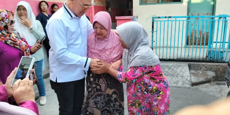 Calon Wali Kota Malang, Abah Anton saat menyapa warga Mojolangu, Kota Malang. (Foto/dok.)