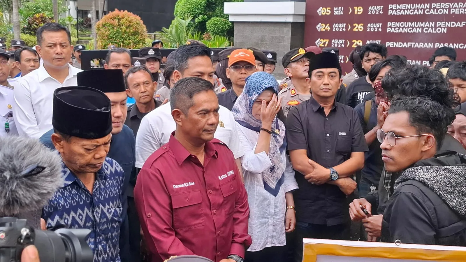 Ketua Sementara DPRD Kabupaten Malang, Darmadi menemui massa pendemo. Foto: Aisyah Nawangsari Putri