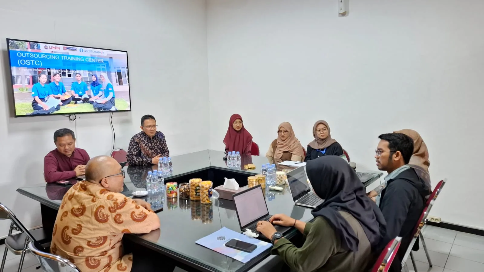 Dekan Fakultas Vokasi UMM Prof Tulus Winarsunu saat menyambut tim Kemenaker RI. Foto: Azmy