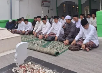 Wahyu-Ali bersama rombongan melakukan ziarah ke makam para pendiri NU. (Foto/dok.)