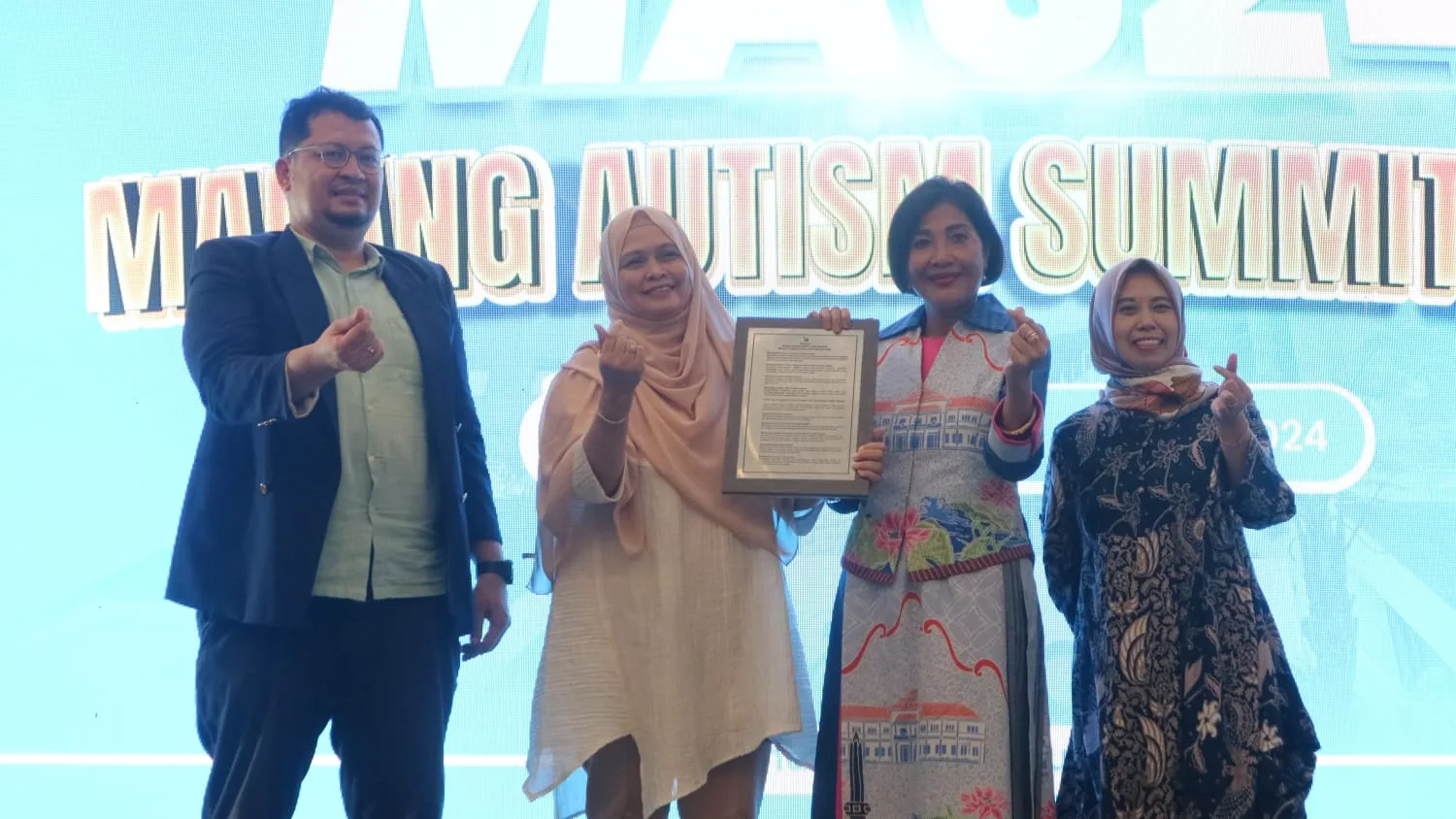 Aktivis MAS24 serahkan naskah Resolusi MAS24 kepada Asisten Pemerintahan dan Kesejahteraan Rakyat Setda Kota Malang, Ida Ayu Made Wahyuni mewakili Pemerintah Kota Malang. (Foto/Yona A)