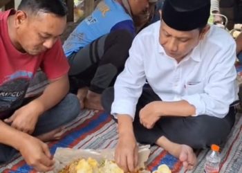 Calon Bupati Malang, Abah Gunawan (kemeja putih) makan nasi empok bersama petani jeruk. Foto: tangkapan layar